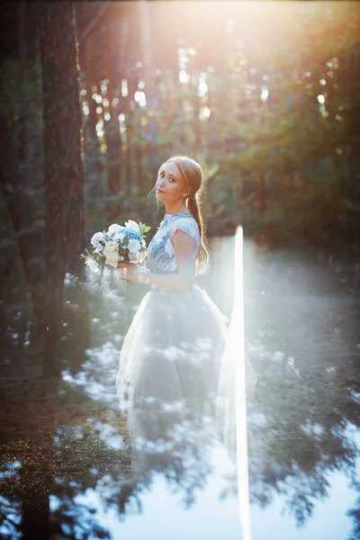 Mariée Heureuse Dans Une Robe Bleue Dans Forêt — Photo