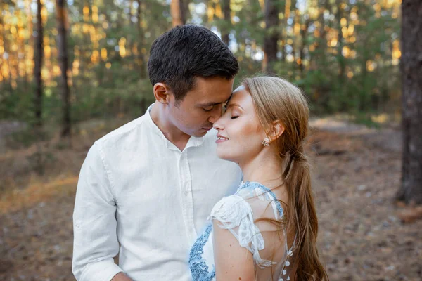 Šťastný Mladý Pár Večerní Procházce Lese Jezera Nevěsta Sobě Modré — Stock fotografie