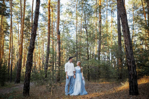 Giovane Coppia Felice Una Passeggiata Serale Nella Foresta Sul Lago — Foto Stock