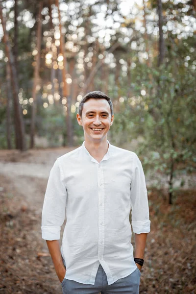 Ormanda ve göl kenarında akşam yürüyüşüne çıkmış mutlu genç bir çift. Gelin mavi bir gelinlik giyiyor..