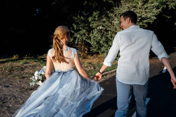 Jovem Casal Feliz Uma Caminhada Noite Floresta Junto Lago Noiva — Fotografia de Stock