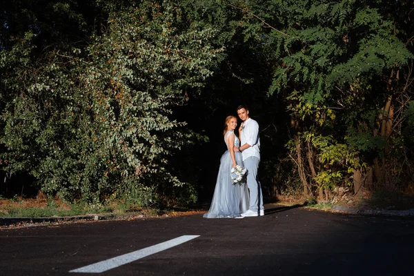 Jovem Casal Feliz Uma Caminhada Noite Floresta Junto Lago Noiva — Fotografia de Stock