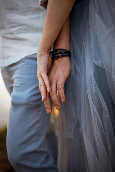 森の中や湖の中を歩く夜の幸せな若いカップル 花嫁は青いウェディングドレスを着ています — ストック写真