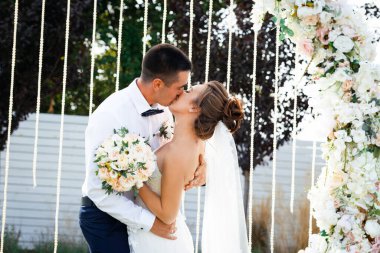 Açık hava töreninde mutlu yeni evliler. Düğün günü.