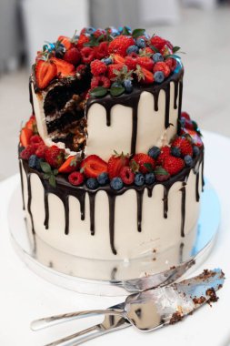 Taze çilekle süslenmiş düğün pastası..