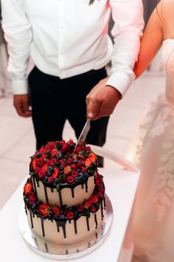 Taze çilekle süslenmiş düğün pastası..