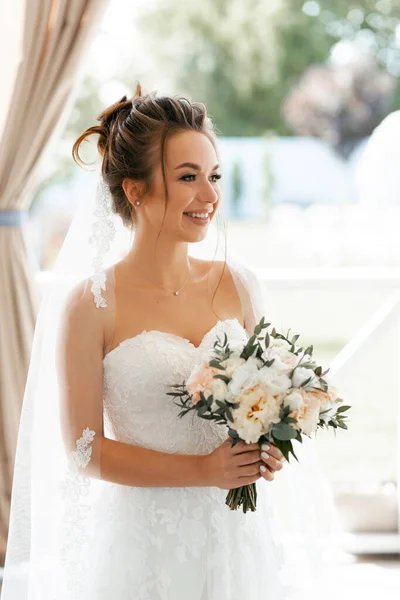Porträt Einer Glücklichen Braut Mit Einem Blumenstrauß Hochzeitstag — Stockfoto