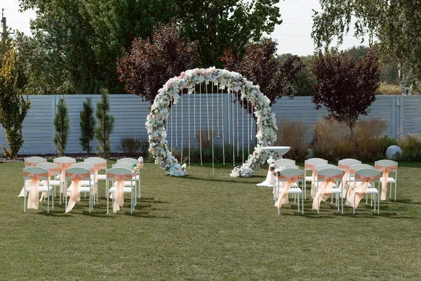 Runder Hochzeitsbogen Aus Blumen Bei Der Zeremonie — Stockfoto