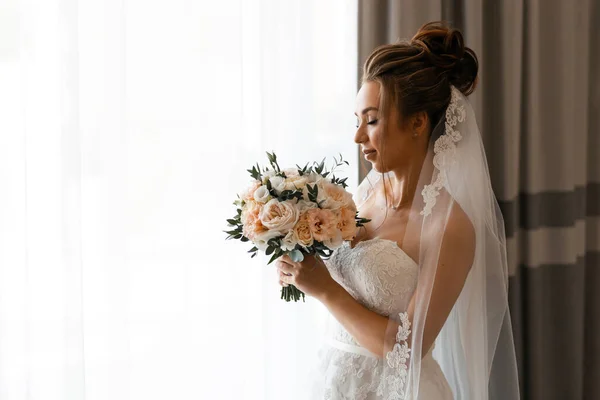 Portrait Une Mariée Heureuse Avec Bouquet Fleurs Jour Mariage — Photo