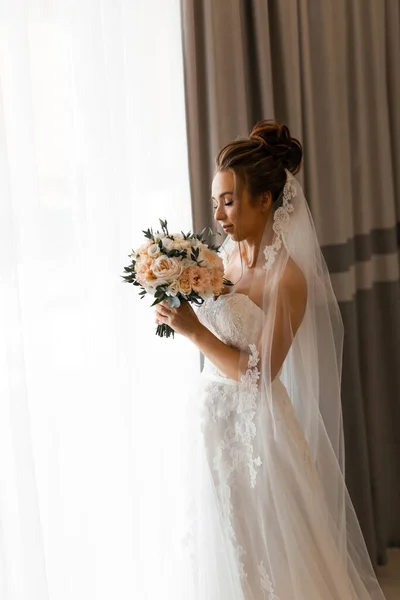 Porträt Einer Glücklichen Braut Mit Einem Blumenstrauß Hochzeitstag — Stockfoto