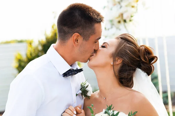 Sposi Felici Una Cerimonia All Aperto Giorno Del Matrimonio — Foto Stock