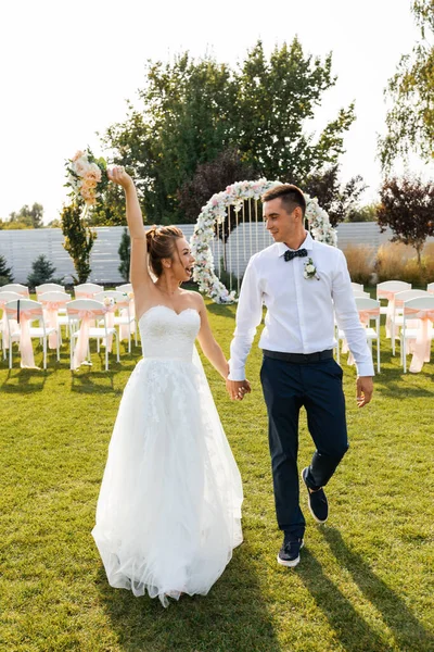 Felizes Recém Casados Numa Cerimónia Livre Dia Casamento — Fotografia de Stock