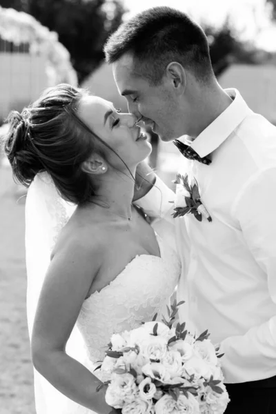 Sposi Felici Una Cerimonia All Aperto Giorno Del Matrimonio — Foto Stock