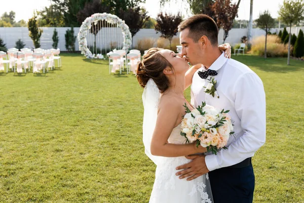 Sposi Felici Una Cerimonia All Aperto Giorno Del Matrimonio — Foto Stock