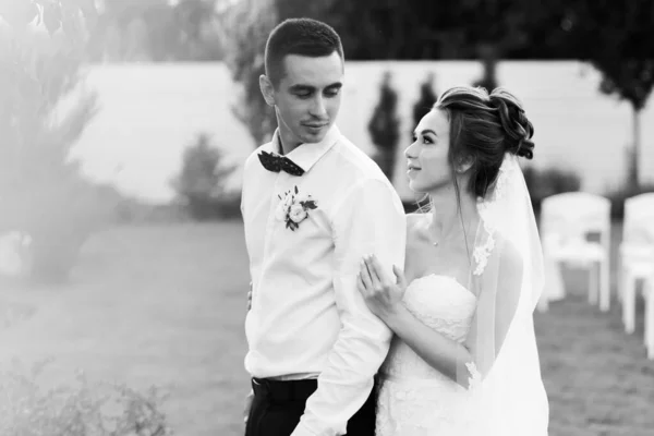 Sposi Felici Una Cerimonia All Aperto Giorno Del Matrimonio — Foto Stock