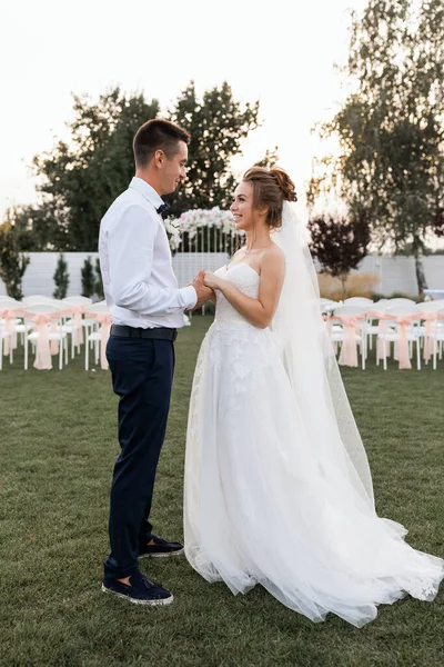 Felices Recién Casados Una Ceremonia Aire Libre Día Boda — Foto de Stock