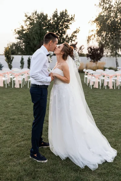 Šťastní Novomanželé Venkovním Obřadu Svatební Den — Stock fotografie