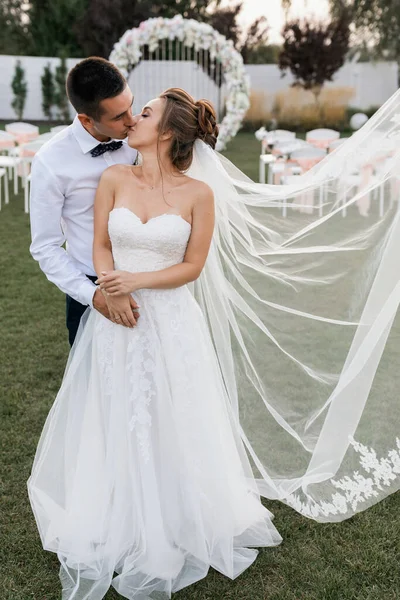 Felices Recién Casados Una Ceremonia Aire Libre Día Boda — Foto de Stock