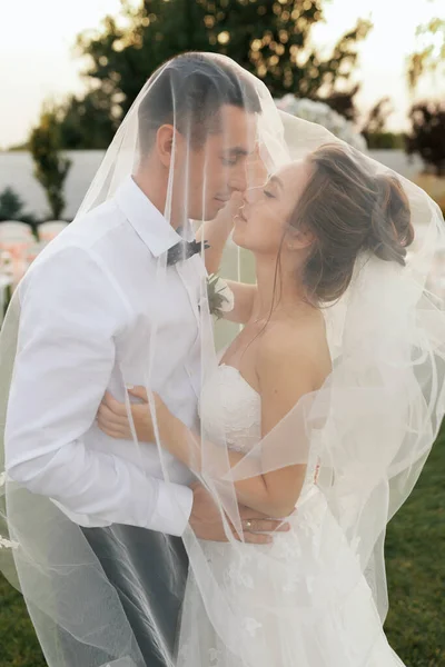 Felices Recién Casados Una Ceremonia Aire Libre Día Boda — Foto de Stock