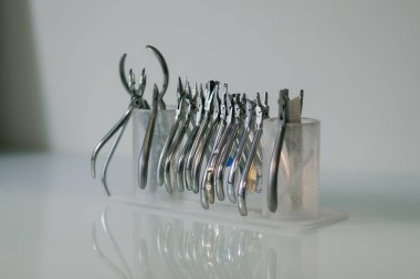 Beyaz masadaki dişçi araçları, izole