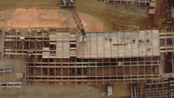 Proces budowy nowego mostu przez kolej. widok z powietrza — Wideo stockowe