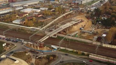 Demiryolu üzerinde yeni bir köprü inşa etme süreci. hava görünümü