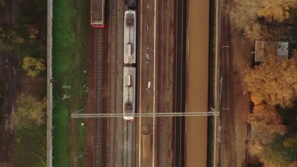 Un treno merci viaggia per ferrovia e passano altri treni passeggeri. vista aerea — Video Stock