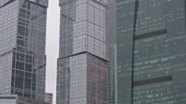 İş merkezinin cam cephesi. Kapatın.