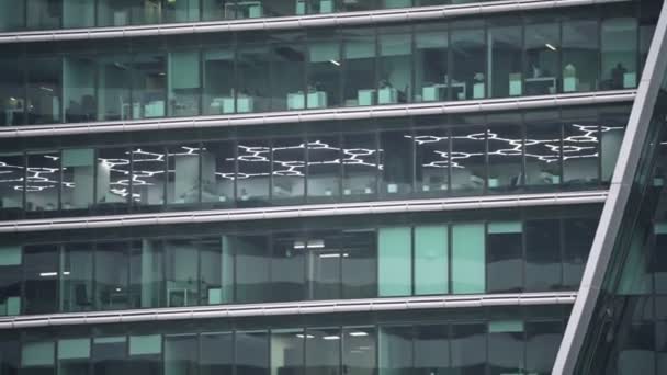 Glasfassade des Geschäftszentrums zum Anfassen — Stockvideo