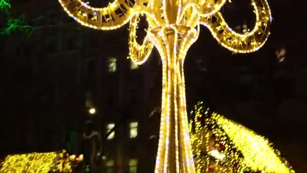 도시의 거리에 있는 크리스마스 햇살, 도시의 밝은 장식 — 비디오