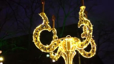 Şehrin sokaklarında Noel aydınlatmaları, şehrin parlak süslemeleri
