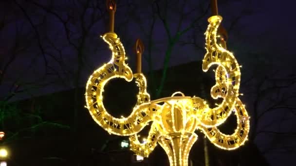 Illuminazioni di Natale nelle strade della città, la città decorazione luminosa — Video Stock