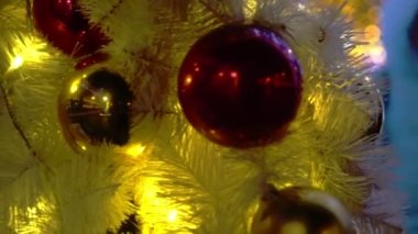 Şehrin sokaklarında Noel aydınlatmaları, şehrin parlak süslemeleri