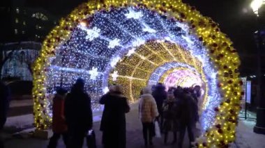 Şehrin sokaklarında aydınlanmalar, insanlar şenlikli sokaklarda yürüyor.