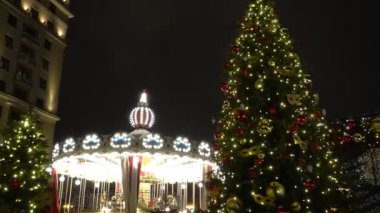 Şehrin sokaklarında Noel aydınlatmaları, şehrin parlak süslemeleri