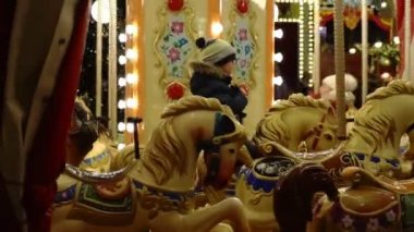 Çocuklu yetişkinler, yılbaşı zamanı ata binerler.