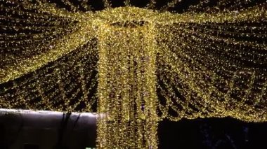 Şehrin sokaklarında Noel aydınlatmaları, şehrin parlak süslemeleri