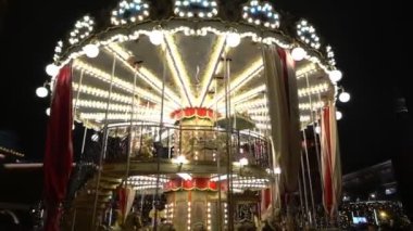 Çocuklu yetişkinler, yılbaşı zamanı ata binerler.