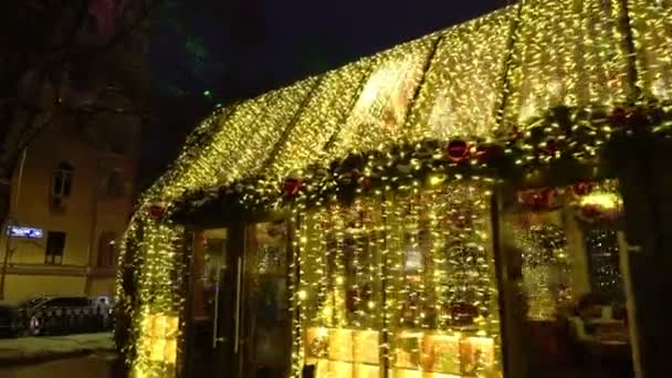 Bożonarodzeniowe iluminacje na ulicach miasta, jasna dekoracja miasta — Wideo stockowe