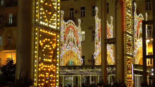 Χριστουγεννιάτικες φωτίσεις στους δρόμους της πόλης, η πόλη λαμπρή διακόσμηση — Αρχείο Βίντεο