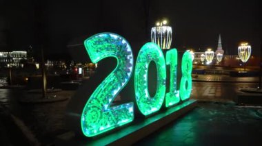 Şehrin sokaklarında Noel aydınlatmaları, şehrin parlak süslemeleri