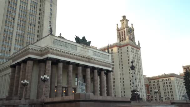 Huvudingången till Moscow State University i höst. dockkamerabilder. — Stockvideo
