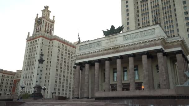 가을에 모스크바 주립 대학교의 정문이다. 고인돌 카메라 촬영. — 비디오