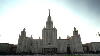 Moskova Devlet Üniversitesi 'nin ana binasının üzerinde bir güneş ışığı. Genel görünüm.