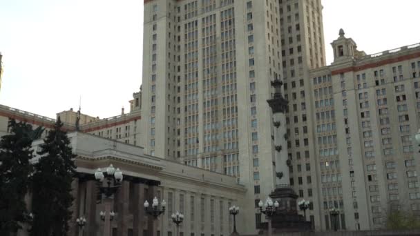 Sonbaharda Moskova Devlet Üniversitesi 'nin ana girişi. Doli kamera görüntüsü. — Stok video
