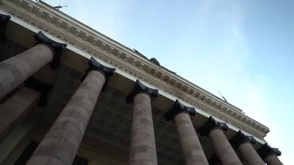 Colonne, stemma e facciata all'ingresso principale dell'Università Statale di Mosca — Video Stock