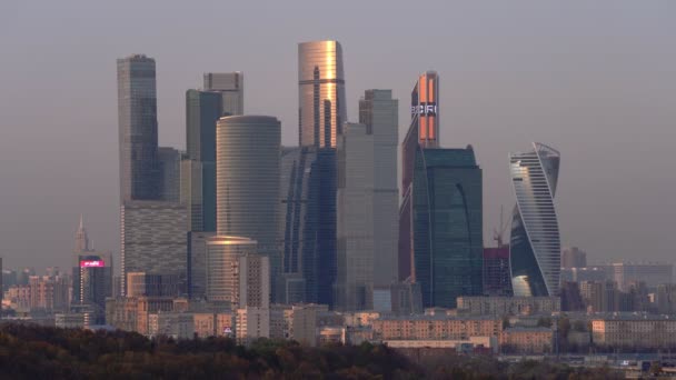 Moskva město Moderní mrakodrapy město věže obchodní komplex sklo odrazy — Stock video