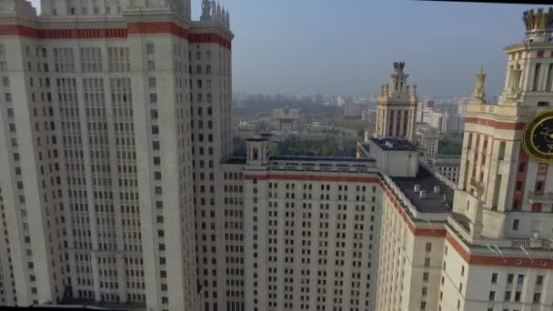 Clocks from several sides on the towers of the main building of Moscow State University — Stock Video