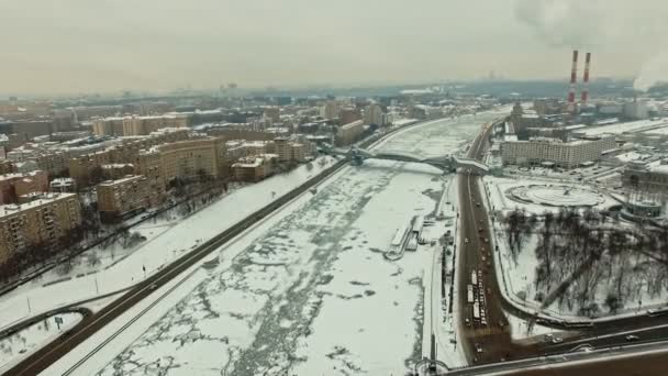 Blick auf das winterliche Moskau, den zugefrorenen Fluss. Bewerbungsschuss. — Stockvideo