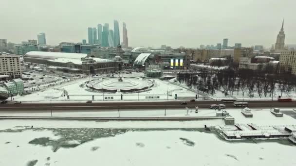 Зимний вид на площадь Европы на фоне деловой Москвы, антенна — стоковое видео